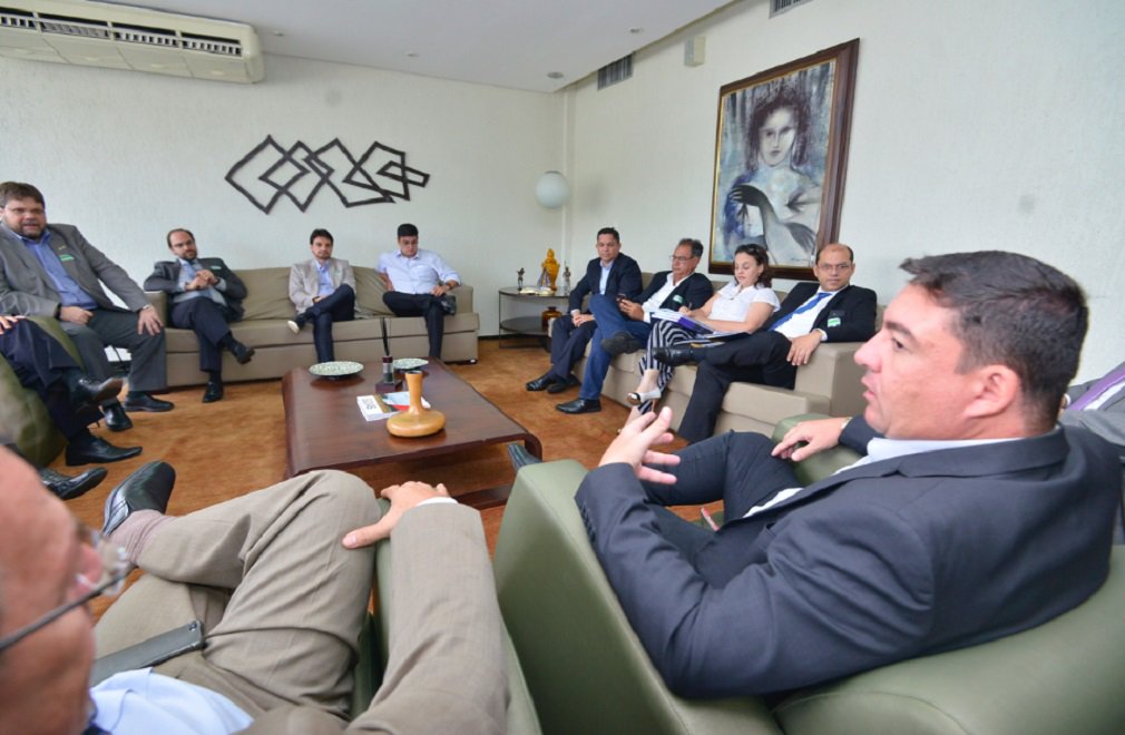 O presidente da Assembleia Legislativa, José Vitti (PSDB), reuniu-se com o presidente do Conselho de Desenvolvimento Econômico, Sustentável e Estratégico de Goiânia (Codese), Euclides Siqueira, e empresários que compõem a entidade para tratar de demandas e projetos com repercussão na qualidade de vida na grande Goiânia; foram apresentados estudos e debatidas ações que visem a elevação do IDH de Goiânia e região metropolitana, que, segundo estimativa de 2017 do IBGE, já ultrapassa o patamar de 2,5 milhões de habitantes e é a 13ª maior do país (Foto: José Barbacena) O presidente da Assembleia Legislativa, José Vitti (PSDB), reuniu-se com o presidente do Conselho de Desenvolvimento Econômico, Sustentável e Estratégico de Goiânia (Codese), Euclides Siqueira, e empresários que compõem a entidade para tratar de demandas e projetos com repercussão na qualidade de vida na grande Goiânia; foram apresentados estudos e debatidas ações que visem a elevação do IDH de Goiânia e região metropolitana, que, segundo estimativa de 2017 do IBGE, já ultrapassa o patamar de 2,5 milhões de habitantes e é a 13ª maior do país