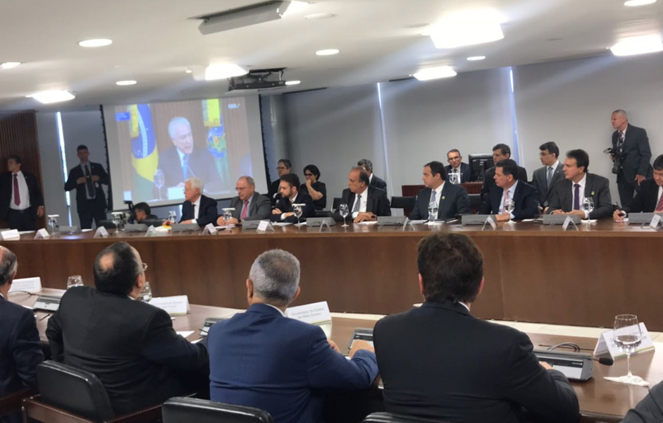 Durante reunião com Michel Temer e governadores em Brasília, nesta quinta-feira (1), o governador Camilo Santana (PT) defendeu um sistema único de segurança pública no País, assim como já existe na saúde e educação, a criação de um fundo financeiro de apoio aos estados e a implantação de centros regionais de inteligência da Polícia Federal. “Há muito tempo venho alertando para a necessidade do envolvimento do Governo Federal com esse assunto da violência, que afeta todos os brasileiros. É papel da União combater o tráfico de drogas e armas, além de proteger as nossas fronteiras. É inadmissível que esse assunto tenha sido ignorado por tanto tempo”, afirmou (Foto: Rodrigo Rocha) Durante reunião com Michel Temer e governadores em Brasília, nesta quinta-feira (1), o governador Camilo Santana (PT) defendeu um sistema único de segurança pública no País, assim como já existe na saúde e educação, a criação de um fundo financeiro de apoio aos estados e a implantação de centros regionais de inteligência da Polícia Federal. “Há muito tempo venho alertando para a necessidade do envolvimento do Governo Federal com esse assunto da violência, que afeta todos os brasileiros. É papel da União combater o tráfico de drogas e armas, além de proteger as nossas fronteiras. É inadmissível que esse assunto tenha sido ignorado por tanto tempo”, afirmou