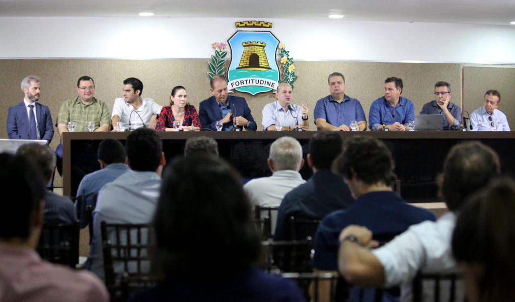 Lançado nesta quinta (1) pelo prefeito Roberto Cláudio (PDT), o edital para a realização de Estudos de Viabilidade e Soluções Financeiramente Viáveis para Modernização e Ampliação dos Terminais de Ônibus tem como objetivo melhorar a qualidade da operação dos equipamentos da Capital. “A razão para fazer uma PPP como essa é encontrar caminhos para melhorar o serviço dos terminais para o usuário e captar recursos privados para, em um prazo de tempo curto, aumentar a área física dos terminais, ampliar banheiros, reduzir filas, melhorar a segurança, trazer mais tecnologia e modernidade”, explicou o gestor (Foto: Rodrigo Rocha) Lançado nesta quinta (1) pelo prefeito Roberto Cláudio (PDT), o edital para a realização de Estudos de Viabilidade e Soluções Financeiramente Viáveis para Modernização e Ampliação dos Terminais de Ônibus tem como objetivo melhorar a qualidade da operação dos equipamentos da Capital. “A razão para fazer uma PPP como essa é encontrar caminhos para melhorar o serviço dos terminais para o usuário e captar recursos privados para, em um prazo de tempo curto, aumentar a área física dos terminais, ampliar banheiros, reduzir filas, melhorar a segurança, trazer mais tecnologia e modernidade”, explicou o gestor