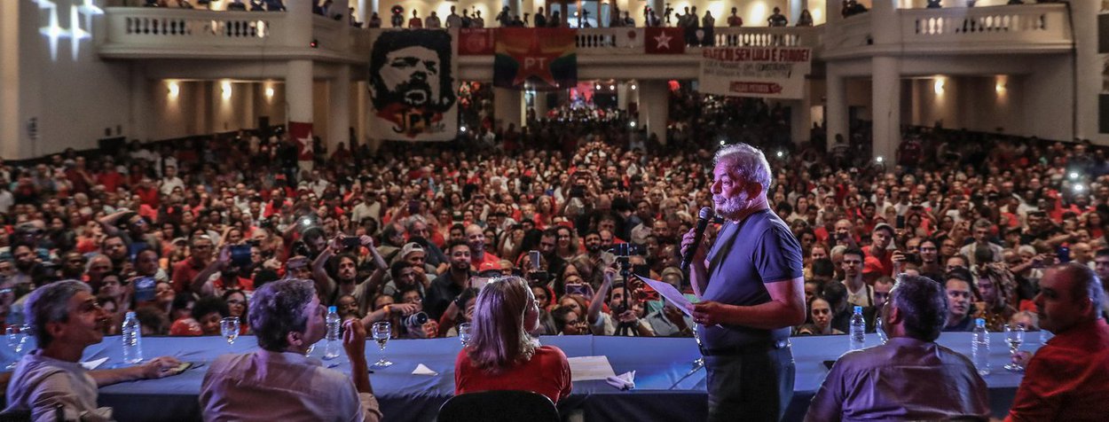 Uma articulação de organizações sindicais, movimentos populares, partidos políticos, intelectuais e artistas resultou na criação do Comitê Internacional de Solidariedade a Lula e à Democracia no Brasil; caçada a Lula motiva amplo movimento de solidariedade em todo o mundo e mais de 250 mil pessoas já assinaram o manifesto "Eleição Sem Lula é fraude"; entre elas estão nomes como os ex-presidentes Pepe Mujica, do Uruguai, Cristina Kirchner, da Argentina, o Nobel da Paz Adolfo Peres Esquivel, o ator e ativista de Direitos Humanos Danny Glover, e o filósofo norte-americano Noam Chomsky; o Comitê é liderado pelo ex-ministro Celso Amorim, apontado como possível vice de Lula, o lançamento oficial será no dia 15 de março, em Salvador, durante o Fórum Social Mundial (Foto: Aquiles Lins) Uma articulação de organizações sindicais, movimentos populares, partidos políticos, intelectuais e artistas resultou na criação do Comitê Internacional de Solidariedade a Lula e à Democracia no Brasil; caçada a Lula motiva amplo movimento de solidariedade em todo o mundo e mais de 250 mil pessoas já assinaram o manifesto "Eleição Sem Lula é fraude"; entre elas estão nomes como os ex-presidentes Pepe Mujica, do Uruguai, Cristina Kirchner, da Argentina, o Nobel da Paz Adolfo Peres Esquivel, o ator e ativista de Direitos Humanos Danny Glover, e o filósofo norte-americano Noam Chomsky; o Comitê é liderado pelo ex-ministro Celso Amorim, apontado como possível vice de Lula, o lançamento oficial será no dia 15 de março, em Salvador, durante o Fórum Social Mundial