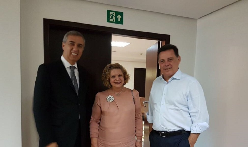A senadora Lúcia Vânia (PSB) estará na chapa majoritária com o governador Marconi Perillo (PSDB) e o vice-governador José Eliton (PSDB); o acordo foi fechado na reunião que os três tiveram no Palácio Pedro Ludovico Teixeira na quinta-feira (1º); assim a outra vaga para o Senado é do governador Marconi; quem fica em situação mais delicada agora é o senador Wilder Morais, do PP, que pode ser suplente de Marconi ou migrar para a oposição (Foto: José Barbacena) A senadora Lúcia Vânia (PSB) estará na chapa majoritária com o governador Marconi Perillo (PSDB) e o vice-governador José Eliton (PSDB); o acordo foi fechado na reunião que os três tiveram no Palácio Pedro Ludovico Teixeira na quinta-feira (1º); assim a outra vaga para o Senado é do governador Marconi; quem fica em situação mais delicada agora é o senador Wilder Morais, do PP, que pode ser suplente de Marconi ou migrar para a oposição