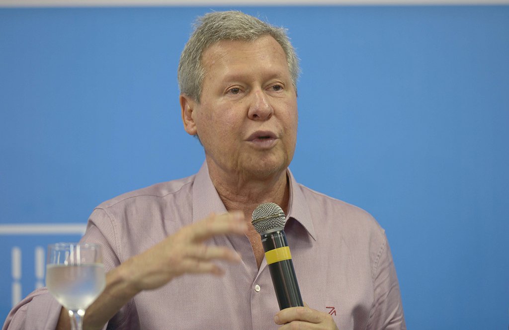 O prefeito de Manaus, Arthur Virgílio, que anuncia sua desistência da prévia para escolher o candidato do PSDB à presidência da República, disparou críticas ao partido. O seu concorrente seria o governador de São Paulo, Geraldo Alckmin, presidente nacional da sigla; "O PSDB sempre foi um partido meio esnobe, meio de nariz empinado", que "não se comunica com as pessoas mais pobres do país"; segundo ele, Alckmin não tem "preocupação social" (Foto: Leonardo Lucena) O prefeito de Manaus, Arthur Virgílio, que anuncia sua desistência da prévia para escolher o candidato do PSDB à presidência da República, disparou críticas ao partido. O seu concorrente seria o governador de São Paulo, Geraldo Alckmin, presidente nacional da sigla; "O PSDB sempre foi um partido meio esnobe, meio de nariz empinado", que "não se comunica com as pessoas mais pobres do país"; segundo ele, Alckmin não tem "preocupação social"