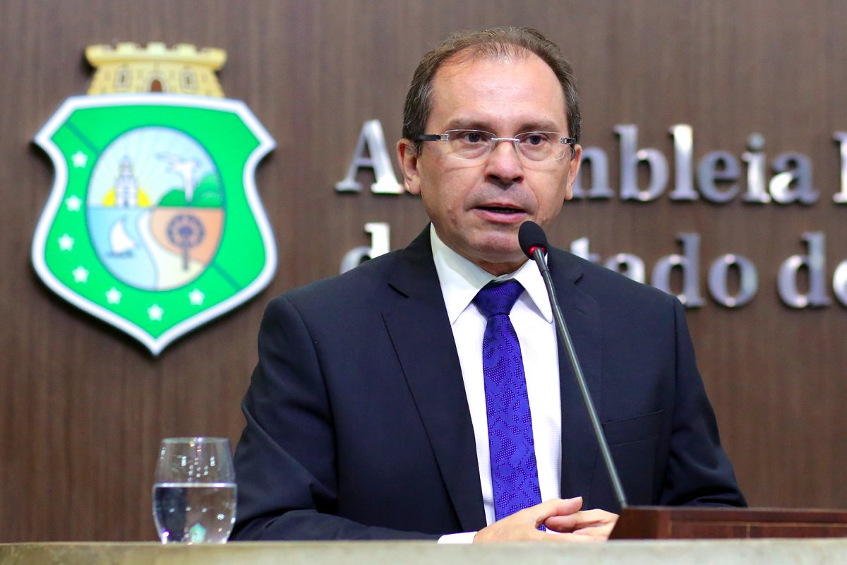 Para fazer um contraponto ao programa "Ceará Pacífico", o deputado Carlos Matos (PSDB) anunciou, na sessão plenária desta quarta-feira (07/03), na Assembleia Legislativa, a articulação do movimento "Queremos Paz". O próprio deputado destacou que a ideia do programa lembra muito a do Ceará Pacífico, encabeçado pelo Governo do Estado, mas criticou o projeto governamental (Foto: Fatima 247) Para fazer um contraponto ao programa "Ceará Pacífico", o deputado Carlos Matos (PSDB) anunciou, na sessão plenária desta quarta-feira (07/03), na Assembleia Legislativa, a articulação do movimento "Queremos Paz". O próprio deputado destacou que a ideia do programa lembra muito a do Ceará Pacífico, encabeçado pelo Governo do Estado, mas criticou o projeto governamental