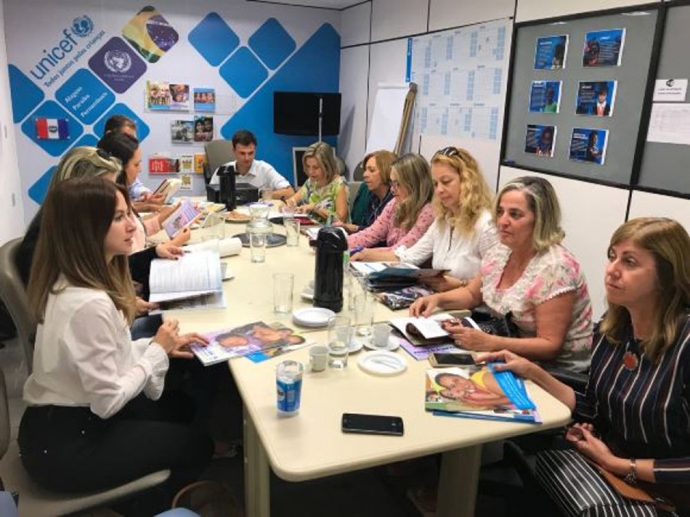 A equipe do Programa da Primeira Infância de Alagoas se reuniu esta semana com representantes do Fundo das Nações Unidas para a Infância (Unicef ) para discutir sobre a convergência das ações do Selo Unicef e o trabalho que está sendo desenvolvido no Estado; outro tema alinhado no encontro foi o combate à gravidez na adolescência; o Selo tem como objetivo estimular os municípios a implementar políticas públicas para redução das desigualdades e garantir os direitos das crianças e dos adolescentes (Foto: Voney Malta) A equipe do Programa da Primeira Infância de Alagoas se reuniu esta semana com representantes do Fundo das Nações Unidas para a Infância (Unicef ) para discutir sobre a convergência das ações do Selo Unicef e o trabalho que está sendo desenvolvido no Estado; outro tema alinhado no encontro foi o combate à gravidez na adolescência; o Selo tem como objetivo estimular os municípios a implementar políticas públicas para redução das desigualdades e garantir os direitos das crianças e dos adolescentes