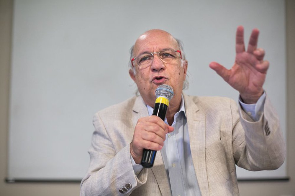 Ex-ministro dos Direitos Humanos, Paulo Vannuchi acaba de deixar o mandato na Organização dos Estados Americanos (OEA) e diz que toda a concentração do golpe é inviabilizar a candidatura Lula; “Se inviabilizada, o sistema não tem ameaça. Não é Ciro Gomes (PDT), Guilherme Boulos (PSol), nem Marina Silva (Rede) que ameaçam”; para ele, prender Lula vai disseminar na população mais pobre a ideia de que o país não tem instituições e pode desencadear reações em que não há regras, com surtos de violência, política e não-política; "Isso não é bom para ninguém, nem para o capital brasileiro, nem para as empresas. Os investidores estrangeiros gostam de investir em países em que há estabilidade”, afirma Paulo Vannuchi (Foto: Voney Malta) Ex-ministro dos Direitos Humanos, Paulo Vannuchi acaba de deixar o mandato na Organização dos Estados Americanos (OEA) e diz que toda a concentração do golpe é inviabilizar a candidatura Lula; “Se inviabilizada, o sistema não tem ameaça. Não é Ciro Gomes (PDT), Guilherme Boulos (PSol), nem Marina Silva (Rede) que ameaçam”; para ele, prender Lula vai disseminar na população mais pobre a ideia de que o país não tem instituições e pode desencadear reações em que não há regras, com surtos de violência, política e não-política; "Isso não é bom para ninguém, nem para o capital brasileiro, nem para as empresas. Os investidores estrangeiros gostam de investir em países em que há estabilidade”, afirma Paulo Vannuchi