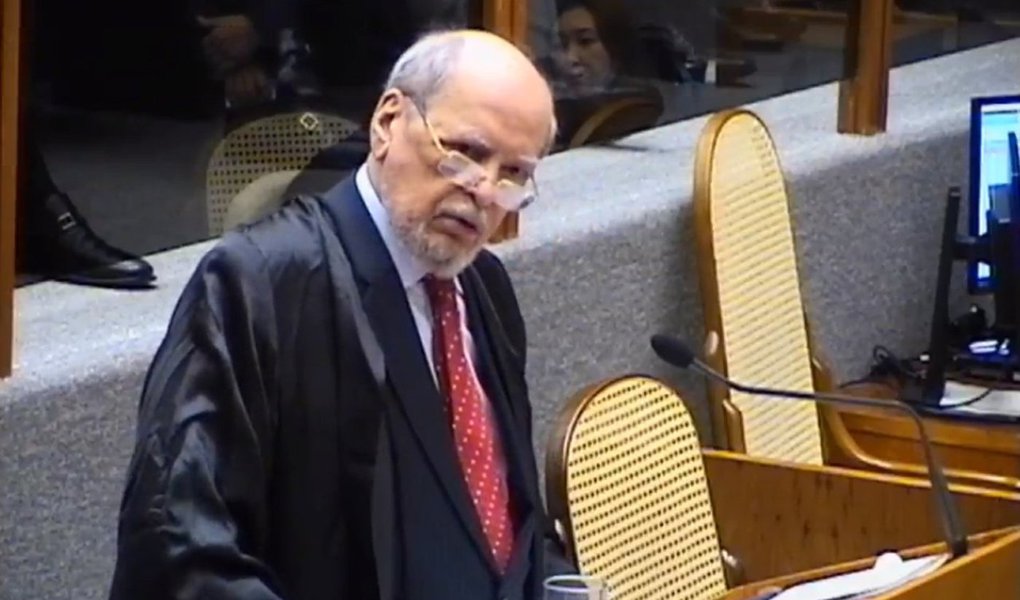 O advogado de Lula, Sepúlveda Pertence, em pronunciamento no Superior Tribunal de Justiça (STJ), durante o julgamento do habeas corpus 434.766 do ex-presidente, criticou o papel da mídia e defendeu a aprovação do HC; "Não trato do paciente, nem de suas qualificações, nem, se sua biografia. O que se pretende é a reafirmação do princípio constitucional básico da presunção de inocência, que serve e protege qualquer cidadão", afirmou (Foto: Aquiles Lins) O advogado de Lula, Sepúlveda Pertence, em pronunciamento no Superior Tribunal de Justiça (STJ), durante o julgamento do habeas corpus 434.766 do ex-presidente, criticou o papel da mídia e defendeu a aprovação do HC; "Não trato do paciente, nem de suas qualificações, nem, se sua biografia. O que se pretende é a reafirmação do princípio constitucional básico da presunção de inocência, que serve e protege qualquer cidadão", afirmou