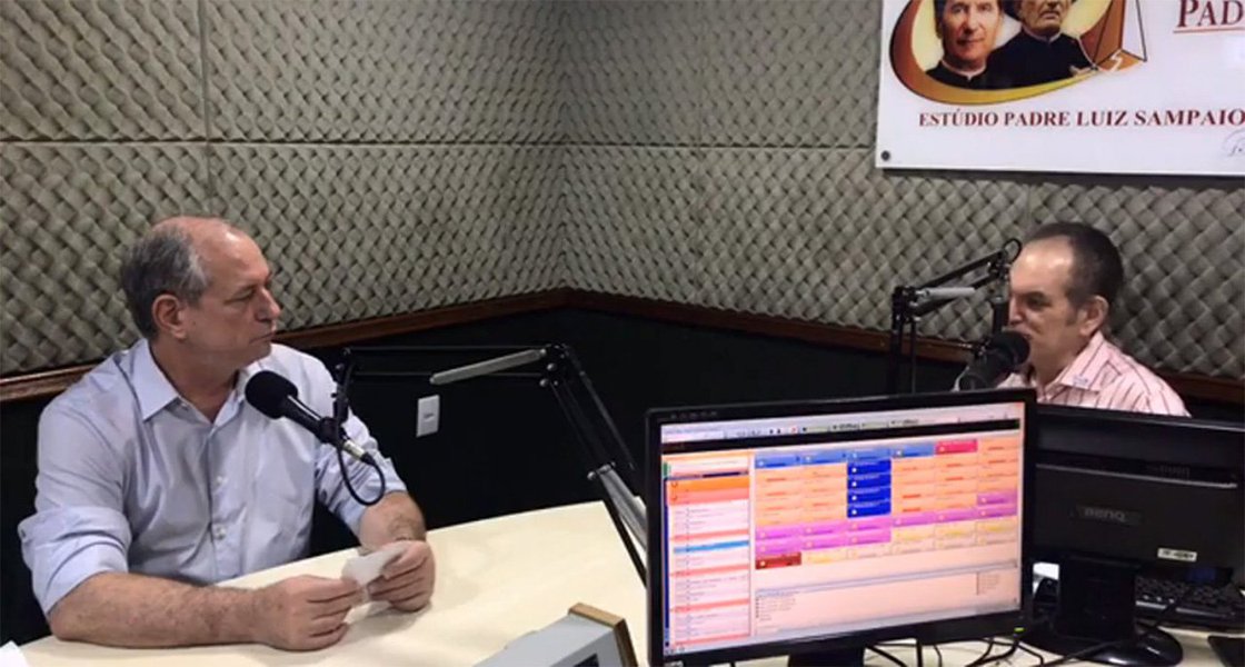 Em entrevista à rádio Padre Cícero, de Juazeiro do Norte (CE), o presidenciável Ciro Gomes, do PDT, voltou a decretar a inelegibilidade do ex-presidente Luiz Inácio Lula da Silva; "O Lula está fora da eleição e isso aumenta a minha responsabilidade. Na outra eleição, nós dividíamos o voto da esquerda. Sem ele, minha responsabilidade é maior", disse ele; Ciro afirmou ainda ter certeza de que, no segundo turno, ele e o PT estarão juntos; "tem muita gente no PT que faz intriga, mas minha relação com o Lula é muito antiga e, mesmo que o PT lance um candidato, nós vamos nos encontrar mais adiante"; Ciro também defendeu uma nova política industrial e citou o caso da cadeia de óleo e gás, em que o Brasil exporta petróleo bruto e importa derivados; "isso não tem cabimento" (Foto: Leonardo Attuch) Em entrevista à rádio Padre Cícero, de Juazeiro do Norte (CE), o presidenciável Ciro Gomes, do PDT, voltou a decretar a inelegibilidade do ex-presidente Luiz Inácio Lula da Silva; "O Lula está fora da eleição e isso aumenta a minha responsabilidade. Na outra eleição, nós dividíamos o voto da esquerda. Sem ele, minha responsabilidade é maior", disse ele; Ciro afirmou ainda ter certeza de que, no segundo turno, ele e o PT estarão juntos; "tem muita gente no PT que faz intriga, mas minha relação com o Lula é muito antiga e, mesmo que o PT lance um candidato, nós vamos nos encontrar mais adiante"; Ciro também defendeu uma nova política industrial e citou o caso da cadeia de óleo e gás, em que o Brasil exporta petróleo bruto e importa derivados; "isso não tem cabimento"