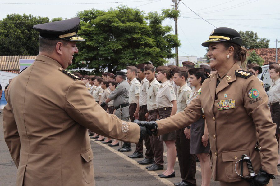 No mês em que se comemora o Dia Internacional da Mulher, a coronel Silvana Rosa de Jesus Ramos assumiu na sexta-feira (2), o 8.º Comando Regional da Polícia Militar de Rio Verde; é a primeira mulher a coordenar uma grande regional do Estado; “Assumo essa missão com muita alegria e dedicação”, disse; “Vamos dar continuidade às ações já realizadas e intensificar ainda mais o combate à criminalidade”, afirma. O coronel Aylon José de Oliveira Júnior deixou o cargo (Foto: José Barbacena) No mês em que se comemora o Dia Internacional da Mulher, a coronel Silvana Rosa de Jesus Ramos assumiu na sexta-feira (2), o 8.º Comando Regional da Polícia Militar de Rio Verde; é a primeira mulher a coordenar uma grande regional do Estado; “Assumo essa missão com muita alegria e dedicação”, disse; “Vamos dar continuidade às ações já realizadas e intensificar ainda mais o combate à criminalidade”, afirma. O coronel Aylon José de Oliveira Júnior deixou o cargo
