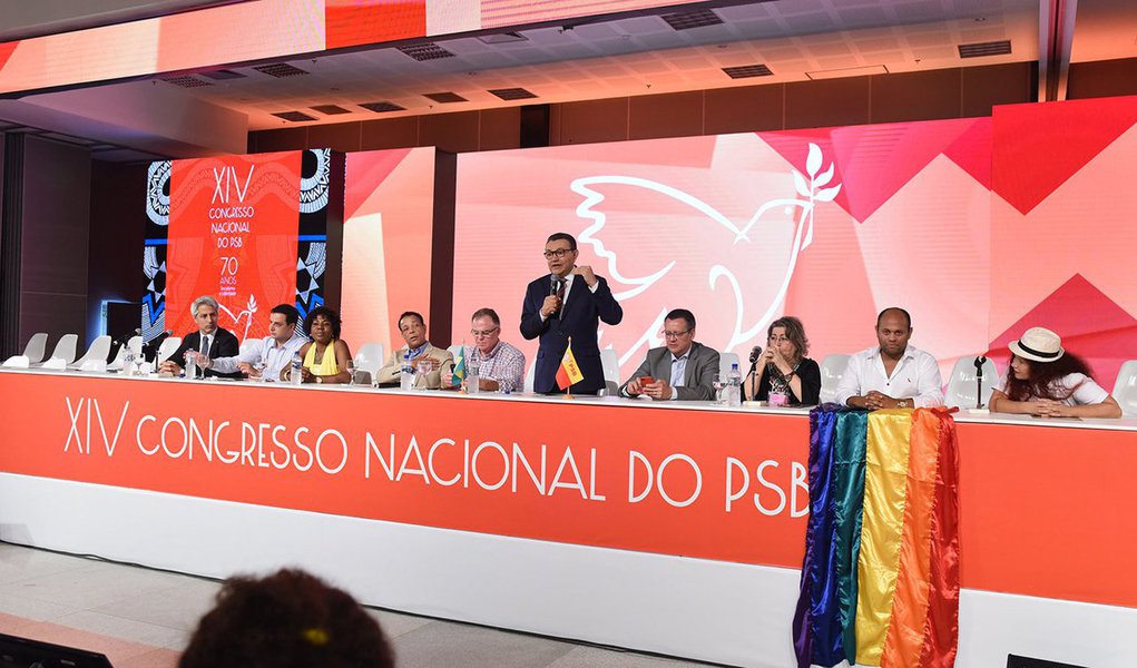 Em congresso nacional realizado nesta sexta-feira, o PSB aprovou uma resolução nacional que impede o apoio do partido a candidatos que não sejam do campo progressista, o que dificulta uma aliança nacional com o governador paulista Geraldo Alckmin, do PSB. Ou seja: se não tiver candidatura própria, o PSB tende a se aliar ao ex-presidente Lula, do PT, ou a Ciro Gomes, do PDT (Foto: Leonardo Attuch) Em congresso nacional realizado nesta sexta-feira, o PSB aprovou uma resolução nacional que impede o apoio do partido a candidatos que não sejam do campo progressista, o que dificulta uma aliança nacional com o governador paulista Geraldo Alckmin, do PSB. Ou seja: se não tiver candidatura própria, o PSB tende a se aliar ao ex-presidente Lula, do PT, ou a Ciro Gomes, do PDT