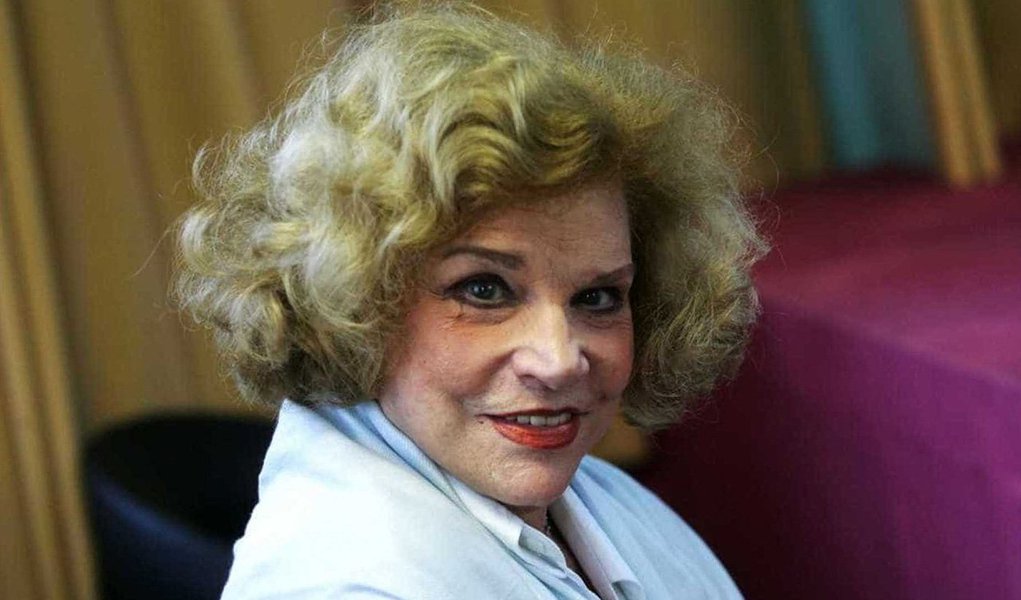 Atriz Tônia Carrero, de 95 anos, morreu na noite desse sábado (3) na Clínica São Vicente, no Rio de Janeiro. Ela estava internada desde sexta-feira (2) para a realização de um procedimento cirúrgico simples, mas não resistiu a uma parada cardíaca; local e informações do velório ainda não foram definidos pela família; seu último trabalho na televisão foi na telenovela Senhora do Destino, em 2004 (Foto: Paulo Emílio) Atriz Tônia Carrero, de 95 anos, morreu na noite desse sábado (3) na Clínica São Vicente, no Rio de Janeiro. Ela estava internada desde sexta-feira (2) para a realização de um procedimento cirúrgico simples, mas não resistiu a uma parada cardíaca; local e informações do velório ainda não foram definidos pela família; seu último trabalho na televisão foi na telenovela Senhora do Destino, em 2004