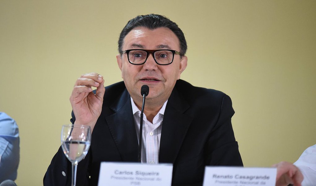 Carlos Siqueira foi reconduzido à presidência nacional do PSB após a desistência do vice-governador de São Paulo, Márcio França, de disputar o comando do partido; Siqueira foi reeleito para o cargo por aclamação durante o XIV Congresso Nacional, que terminou neste sábado (3), em Brasília; segundo ele, o partido ainda não definiu qual será a estratégia a ser adotada vsiando as eleições presidenciais deste ano, mas que buscará o consenso, uma solução "que traga paz" e que "acabe com divisão, acabe com a ideia de nós ou eles, pois todos somos brasileiros" (Foto: Paulo Emílio) Carlos Siqueira foi reconduzido à presidência nacional do PSB após a desistência do vice-governador de São Paulo, Márcio França, de disputar o comando do partido; Siqueira foi reeleito para o cargo por aclamação durante o XIV Congresso Nacional, que terminou neste sábado (3), em Brasília; segundo ele, o partido ainda não definiu qual será a estratégia a ser adotada vsiando as eleições presidenciais deste ano, mas que buscará o consenso, uma solução "que traga paz" e que "acabe com divisão, acabe com a ideia de nós ou eles, pois todos somos brasileiros"