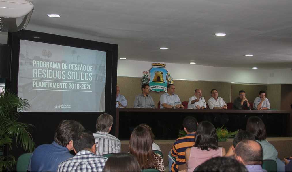 As ações, apresentadas nesta segunda-feira (5) pelo prefeito Roberto Cláudio (PDT) estão planejadas para serem executadas a partir deste ano até 2020 e vão ampliar e potencializar as iniciativas de sucesso já implantadas e em desenvolvimento. Está prevista uma ampliação do sistema de monitoramento para controlar todos os tipos de resíduos gerados pela iniciativa privada, a revisão da legislação sobre deveres dos grandes geradores, a ampliação do programa Recicla Fortaleza e a implantação de mais de 80 Ecopolos (Foto: Rodrigo Rocha) As ações, apresentadas nesta segunda-feira (5) pelo prefeito Roberto Cláudio (PDT) estão planejadas para serem executadas a partir deste ano até 2020 e vão ampliar e potencializar as iniciativas de sucesso já implantadas e em desenvolvimento. Está prevista uma ampliação do sistema de monitoramento para controlar todos os tipos de resíduos gerados pela iniciativa privada, a revisão da legislação sobre deveres dos grandes geradores, a ampliação do programa Recicla Fortaleza e a implantação de mais de 80 Ecopolos