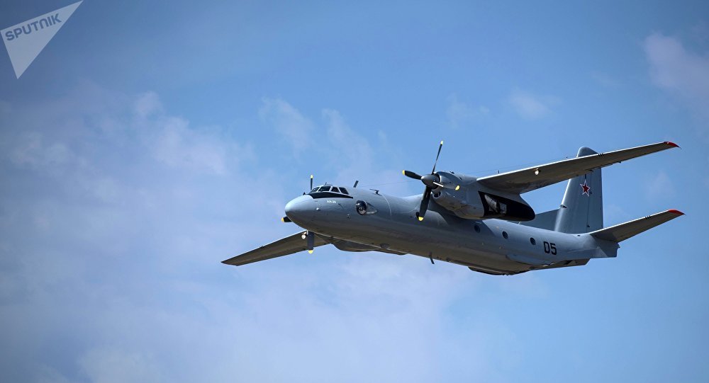 O avião de transporte militar russo An-26 sofreu o acidente no momento em que efetuava a aterrissagem no aeródromo sírio de Hmeymim; segundo dados preliminares, a abordo estavam 26 passageiros e 6 tripulantes e todos morreram, de acordo com Ministério da Defesa da Rússia; avião colidiu com a terra a uma distância de 500 metros da pista de aterrissagem (Foto: Aquiles Lins) O avião de transporte militar russo An-26 sofreu o acidente no momento em que efetuava a aterrissagem no aeródromo sírio de Hmeymim; segundo dados preliminares, a abordo estavam 26 passageiros e 6 tripulantes e todos morreram, de acordo com Ministério da Defesa da Rússia; avião colidiu com a terra a uma distância de 500 metros da pista de aterrissagem
