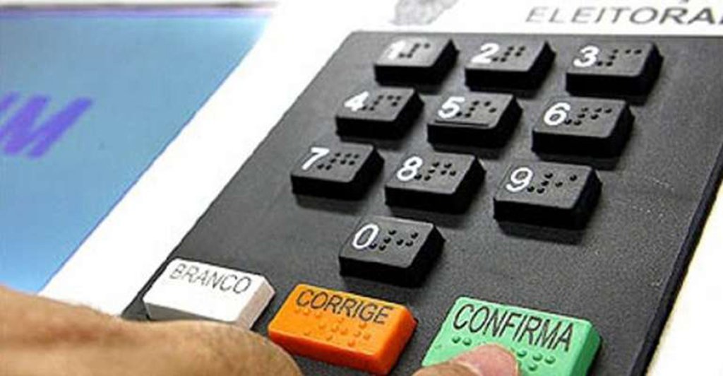 O STF manteve decisão da própria Corte que validou, em outubro do ano passado, a aplicação retroativa da Lei da Ficha Limpa, norma que entrou em vigor em 2010 para barrar a candidatura de condenados por órgãos colegiados; a Corte foi favorável à inelegibilidade por oito anos de condenados antes da publicação da lei; o entendimento que prevaleceu é no sentido de que é no momento do registro da candidatura na Justiça Eleitoral que se verificam os critérios da elegibilidade do candidato (Foto: Leonardo Lucena) O STF manteve decisão da própria Corte que validou, em outubro do ano passado, a aplicação retroativa da Lei da Ficha Limpa, norma que entrou em vigor em 2010 para barrar a candidatura de condenados por órgãos colegiados; a Corte foi favorável à inelegibilidade por oito anos de condenados antes da publicação da lei; o entendimento que prevaleceu é no sentido de que é no momento do registro da candidatura na Justiça Eleitoral que se verificam os critérios da elegibilidade do candidato