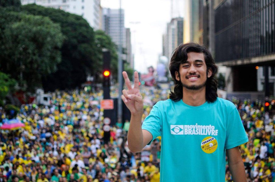 O líder do Movimento Brasil Livre (MBL) Kim Kataguiri teve negado um pedido de direito de resposta contra a Rádio e Televisão Bandeirantes por críticas proferidas pelo jornalista Ricardo Boechat, que disse que Kim Kakaguri, a quem se referiu como “bobalhão”, “resolveu virar o nosso Hitler, ofendendo pessoas que vão a exposição de arte, das quais ele não gosta”; para o magistrado, não houve imputação de fato inverídico, mas crítica à atitude do autor, que, segundo o jornalista, “equipara-se à conduta de outros líderes, cuja atuação é vista pela sociedade, em regra, como algo pernicioso” (Foto: Aquiles Lins) O líder do Movimento Brasil Livre (MBL) Kim Kataguiri teve negado um pedido de direito de resposta contra a Rádio e Televisão Bandeirantes por críticas proferidas pelo jornalista Ricardo Boechat, que disse que Kim Kakaguri, a quem se referiu como “bobalhão”, “resolveu virar o nosso Hitler, ofendendo pessoas que vão a exposição de arte, das quais ele não gosta”; para o magistrado, não houve imputação de fato inverídico, mas crítica à atitude do autor, que, segundo o jornalista, “equipara-se à conduta de outros líderes, cuja atuação é vista pela sociedade, em regra, como algo pernicioso”