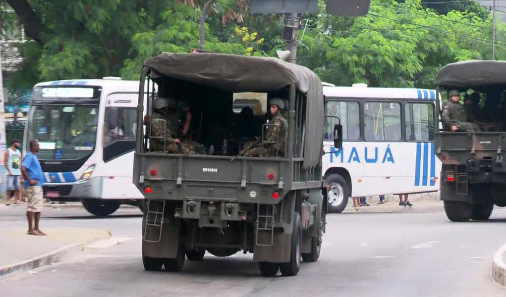 Forças Armadas deflagraram nessa sexta-feira, junto com as forças policiais do Rio de Janeiro, uma operação contra o tráfico de drogas e o roubo de cargas na cidade de São Gonçalo, na Região Metropolitana do Estado, enquanto uma ação separada das forças de segurança apreendeu 1,5 tonelada de cocaína no Porto do Rio (Foto: Aquiles Lins) Forças Armadas deflagraram nessa sexta-feira, junto com as forças policiais do Rio de Janeiro, uma operação contra o tráfico de drogas e o roubo de cargas na cidade de São Gonçalo, na Região Metropolitana do Estado, enquanto uma ação separada das forças de segurança apreendeu 1,5 tonelada de cocaína no Porto do Rio