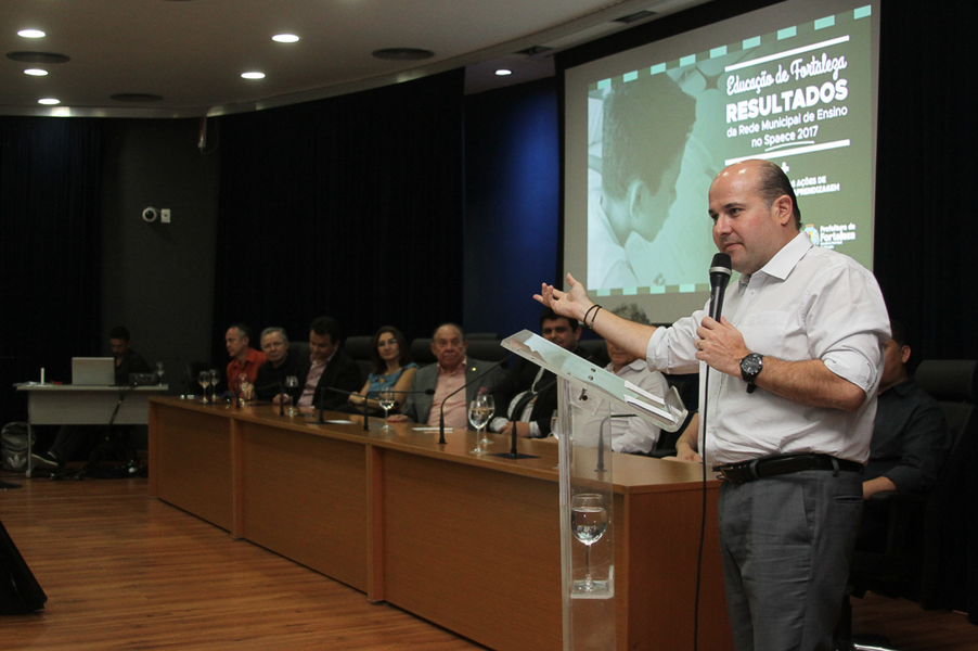 Dados preliminares do Spaece 2017 apresentados pelo prefeito Roberto Cláudio (PDT) mostram que o município de Fortaleza alfabetizou 91,9% dos alunos na idade certa e obteve a melhor proficiência da história, com 202 escolas no nível adequado. “Esses números são muito importantes, mas nossa meta é alcançar 100% das crianças alfabetizadas em Fortaleza”, afirmou o chefe do Executivo estadual (Foto: Rodrigo Rocha) Dados preliminares do Spaece 2017 apresentados pelo prefeito Roberto Cláudio (PDT) mostram que o município de Fortaleza alfabetizou 91,9% dos alunos na idade certa e obteve a melhor proficiência da história, com 202 escolas no nível adequado. “Esses números são muito importantes, mas nossa meta é alcançar 100% das crianças alfabetizadas em Fortaleza”, afirmou o chefe do Executivo estadual