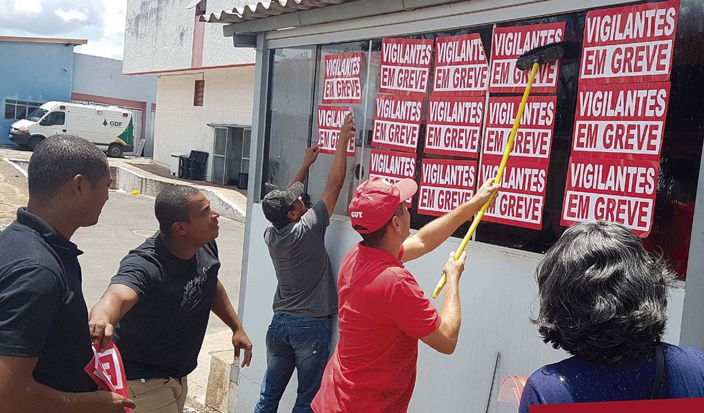 Por que os vigilantes estão em greve e por que suas reivindicações não são atendidas pelos empresários do setor. Serão assim tão difíceis? Claro que não. Nem difíceis, nem impossíveis, se até 2017 eram contidas em convenções de trabalho consensuais entre patrões e empregados. Os vigilantes do Distrito Federal estão em greve há seis dias porque querem ser tratados com dignidade e respeito humano (Foto: Chico Vigilante) Por que os vigilantes estão em greve e por que suas reivindicações não são atendidas pelos empresários do setor. Serão assim tão difíceis? Claro que não. Nem difíceis, nem impossíveis, se até 2017 eram contidas em convenções de trabalho consensuais entre patrões e empregados. Os vigilantes do Distrito Federal estão em greve há seis dias porque querem ser tratados com dignidade e respeito humano