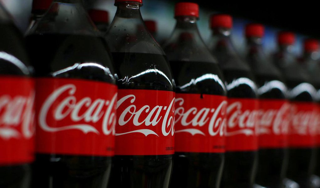 Pela primeira vez, em seus 125 anos de atividade, a Coca-Cola irá produzir bebida alcoólica; empresa pretende entrar no mercado de japonês de "chu-chi!, bebidas aromatizadas enlatadas feitas a partir do shochu, um destilado japonês, com teor alcoólico variável entre 3% e 8% (Foto: Paulo Emílio) Pela primeira vez, em seus 125 anos de atividade, a Coca-Cola irá produzir bebida alcoólica; empresa pretende entrar no mercado de japonês de "chu-chi!, bebidas aromatizadas enlatadas feitas a partir do shochu, um destilado japonês, com teor alcoólico variável entre 3% e 8%