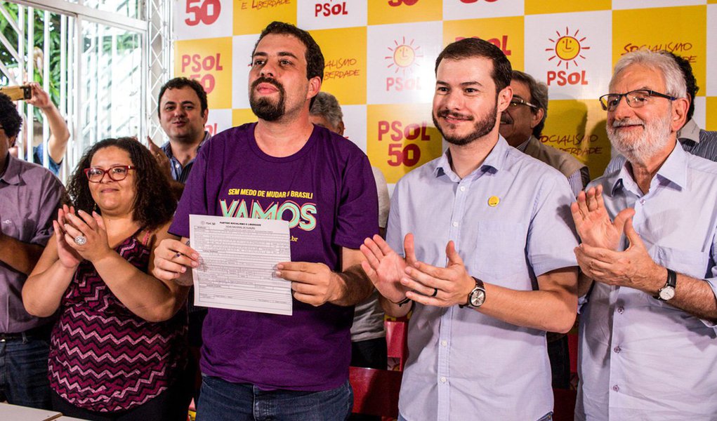 O deputado Ivan Valente (PSOL-SP) e o presidente nacional do PSOL, Juliano Medeiros, escrevem artigo conjunto nesta terça-feira, 6, no qual defendem a candidatura do líder do MTST, Guilherme Boulos, a presidente da República; "A candidatura Boulos tem tudo para representar a grande novidade nessas eleições. Pode plantar a semente para a reorganização da esquerda e o início de um novo ciclo de vitórias para o povo brasileiro", afirmam (Foto: Aquiles Lins) O deputado Ivan Valente (PSOL-SP) e o presidente nacional do PSOL, Juliano Medeiros, escrevem artigo conjunto nesta terça-feira, 6, no qual defendem a candidatura do líder do MTST, Guilherme Boulos, a presidente da República; "A candidatura Boulos tem tudo para representar a grande novidade nessas eleições. Pode plantar a semente para a reorganização da esquerda e o início de um novo ciclo de vitórias para o povo brasileiro", afirmam