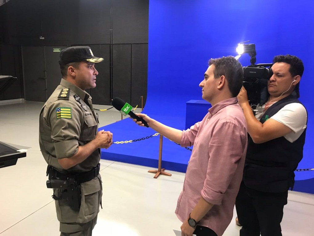 O coronel Ricardo Mendes, que é o comandante do Policiamento na Capital, esteve na manhã desta sexta-feira na nova TBC; ele conheceu os novos estúdios da emissora e equipamentos de última geração. Ricardo Mendes também concedeu entrevista para a RBC; ele destacou que a nova TBC assume papel importante porque faz o link entre as ações da Polícia Militar nas ruas e a população; "Com boletins ao vivo e informação em tempo real, a TBC mostra o que está sendo feito pela Polícia Militar. É uma televisão moderna e fiquei muito entusiasmado com o que vi aqui", disse (Foto: José Barbacena) O coronel Ricardo Mendes, que é o comandante do Policiamento na Capital, esteve na manhã desta sexta-feira na nova TBC; ele conheceu os novos estúdios da emissora e equipamentos de última geração. Ricardo Mendes também concedeu entrevista para a RBC; ele destacou que a nova TBC assume papel importante porque faz o link entre as ações da Polícia Militar nas ruas e a população; "Com boletins ao vivo e informação em tempo real, a TBC mostra o que está sendo feito pela Polícia Militar. É uma televisão moderna e fiquei muito entusiasmado com o que vi aqui", disse