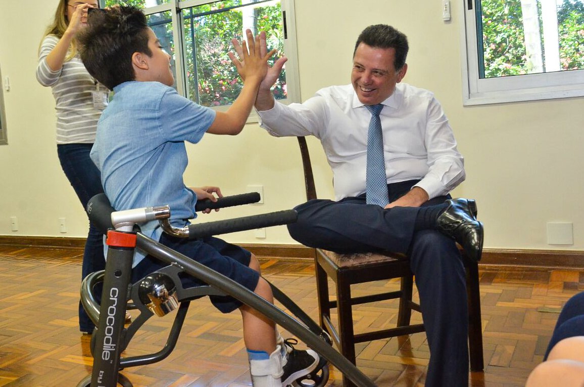 O governador Marconi Perillo recebeu o menino Carlos Eduardo Capucho Maia, o Kaká, acompanhado de seus pais e irmã, para conversar com eles sobre o processo de recuperação do garoto; Kaká passou por seis cirurgias em novembro, para conseguir andar; os procedimentos foram realizados no St. Louis Children’s Hospital, em Missouri, nos Estados Unidos; o governo de Goiás ajudou com as passagens para os EUA; quase dois meses após a cirurgia, Kaká retornou a Goiás e começou a fazer fisioterapia diariamente no Crer, onde frequenta desde os sete meses de vida (Foto: José Barbacena) O governador Marconi Perillo recebeu o menino Carlos Eduardo Capucho Maia, o Kaká, acompanhado de seus pais e irmã, para conversar com eles sobre o processo de recuperação do garoto; Kaká passou por seis cirurgias em novembro, para conseguir andar; os procedimentos foram realizados no St. Louis Children’s Hospital, em Missouri, nos Estados Unidos; o governo de Goiás ajudou com as passagens para os EUA; quase dois meses após a cirurgia, Kaká retornou a Goiás e começou a fazer fisioterapia diariamente no Crer, onde frequenta desde os sete meses de vida