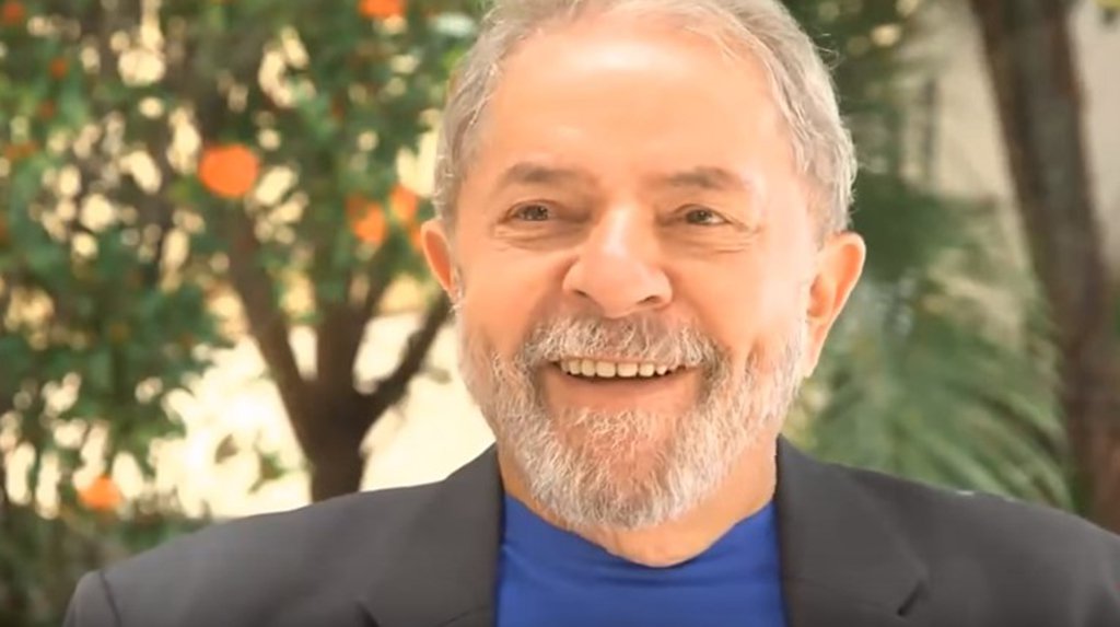 Um cidadão de Pernambuco identificado como Pedrinho gravou um vídeo, que circula pelos grupos de Whatsapp, em que afirma que "se Lula roubou, roubou pra nós, pra me dar, e a um bocado de nordestinos"; "Achei tão do cacete... Vou até ligar pra ele depois e dizer: olha, eu não roubei, não, seu filho da p*", disse, sorridente; assista (Foto: Leonardo Lucena) Um cidadão de Pernambuco identificado como Pedrinho gravou um vídeo, que circula pelos grupos de Whatsapp, em que afirma que "se Lula roubou, roubou pra nós, pra me dar, e a um bocado de nordestinos"; "Achei tão do cacete... Vou até ligar pra ele depois e dizer: olha, eu não roubei, não, seu filho da p*", disse, sorridente; assista