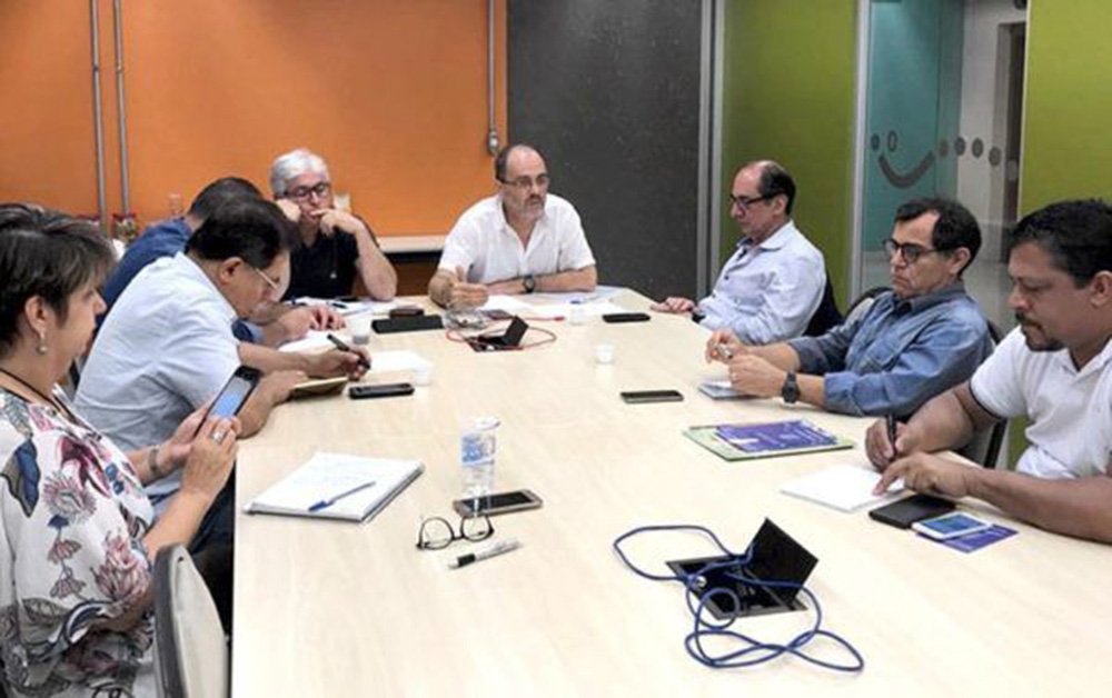 Centrais sindicais começaram a discutir propostas para uma agenda comum, a ser apresentada aos candidatos à presidência da República, a exemplo do que ocorreu em 2010, quando trabalhadores ligados a cinco entidades se reuniram no estádio do Pacaembu, em São Paulo, para aprovar um documento; segundo o diretor técnico do Dieese, Clemente Ganz Lúcio, a ideia é "identificar qual caminho as centrais tomarão diante das mudanças que estão ocorrendo no mundo do trabalho e diante do ano eleitoral, que deve carregar uma agenda grande para 2019" (Foto: Aquiles Lins) Centrais sindicais começaram a discutir propostas para uma agenda comum, a ser apresentada aos candidatos à presidência da República, a exemplo do que ocorreu em 2010, quando trabalhadores ligados a cinco entidades se reuniram no estádio do Pacaembu, em São Paulo, para aprovar um documento; segundo o diretor técnico do Dieese, Clemente Ganz Lúcio, a ideia é "identificar qual caminho as centrais tomarão diante das mudanças que estão ocorrendo no mundo do trabalho e diante do ano eleitoral, que deve carregar uma agenda grande para 2019"