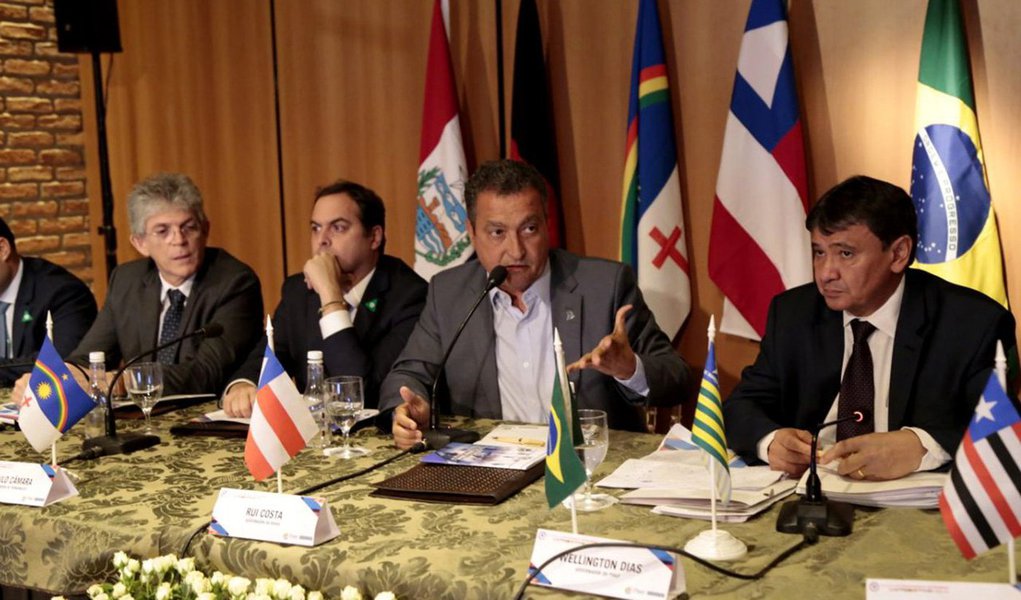 Durante a reunião de governadores do Nordeste, em Teresina, o governador Rui Costa (PT) cobrou maior vigilância das fronteiras, portos e aeroportos para impedir ingresso de armas e drogas no país; “Grita muito alto a cena que vimos semanas atrás de armamento pesado entrando pelo Aeroporto do Galeão, no Rio de Janeiro; não foi pela Amazônia, não foi pelo Porto Seco. Quantos carregamentos daquele entraram antes no nosso país?", disse Rui; os governadores assinaram , ainda, ofício destinado ao recém-criado Ministério da Segurança Pública, que tem como ministro Raul Jungmann, solicitando a criação imediata do Fundo Nacional de Segurança Pública (Foto: Voney Malta) Durante a reunião de governadores do Nordeste, em Teresina, o governador Rui Costa (PT) cobrou maior vigilância das fronteiras, portos e aeroportos para impedir ingresso de armas e drogas no país; “Grita muito alto a cena que vimos semanas atrás de armamento pesado entrando pelo Aeroporto do Galeão, no Rio de Janeiro; não foi pela Amazônia, não foi pelo Porto Seco. Quantos carregamentos daquele entraram antes no nosso país?", disse Rui; os governadores assinaram , ainda, ofício destinado ao recém-criado Ministério da Segurança Pública, que tem como ministro Raul Jungmann, solicitando a criação imediata do Fundo Nacional de Segurança Pública