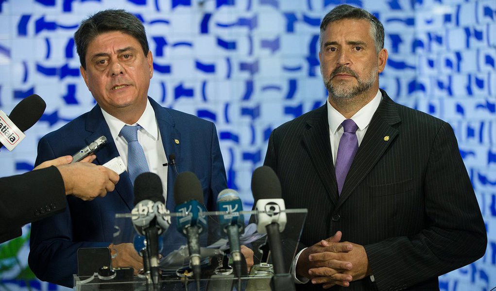Antes de mais nada, quero deixar aqui minha mais absoluta solidariedade para com os deputados Paulo Pimenta e Wadih Damous, sordidamente atacados por um blog que se revelou irresponsável, truculento e desonesto (Foto: Miguel do Rosário) Antes de mais nada, quero deixar aqui minha mais absoluta solidariedade para com os deputados Paulo Pimenta e Wadih Damous, sordidamente atacados por um blog que se revelou irresponsável, truculento e desonesto