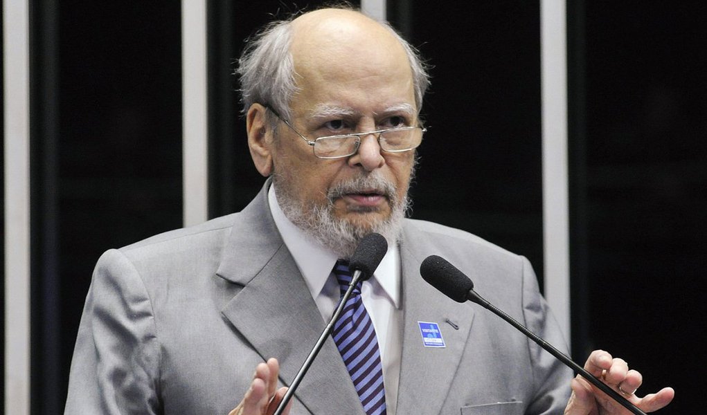 Advogado Sepúlveda Pertence, que atua na defesa do ex-presidente Luiz Inácio Lula da Silva, afirmará em sua sustentação oral que a decisão do STF que permite a prisão do réu após a condenação em segunda instância – tomada em 2016 - , não é vinculante, não sendo necessária a aplicação em todos os casos; julgamento de Lula está marcado para esta terça-feira (6). A defesa já ingressou com um pedido de habeas corpus preventivo contra a possibilidade de antecipação da sentença (Foto: Paulo Emílio) Advogado Sepúlveda Pertence, que atua na defesa do ex-presidente Luiz Inácio Lula da Silva, afirmará em sua sustentação oral que a decisão do STF que permite a prisão do réu após a condenação em segunda instância – tomada em 2016 - , não é vinculante, não sendo necessária a aplicação em todos os casos; julgamento de Lula está marcado para esta terça-feira (6). A defesa já ingressou com um pedido de habeas corpus preventivo contra a possibilidade de antecipação da sentença