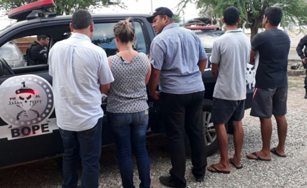 Integrantes do Grupo Estadual de Combate às Organizações Criminosas (Gecoc), do Ministério Público Estadual (MPE/AL), prenderam empresários denunciados por manter uma empresa de fachada para praticar, junto com prefeitos e outros gestores, crimes contra o patrimônio público nas prefeituras do Sertão; todos os suspeitos detidos são da empresa Nativa Construtora Ltda; o MPE diz que está constatado que no período de 2013 a 2016, a Nativa praticou os crimes em Pão de Açúcar, Poço das Trincheiras e Ouro Branco (Foto: Voney Malta) Integrantes do Grupo Estadual de Combate às Organizações Criminosas (Gecoc), do Ministério Público Estadual (MPE/AL), prenderam empresários denunciados por manter uma empresa de fachada para praticar, junto com prefeitos e outros gestores, crimes contra o patrimônio público nas prefeituras do Sertão; todos os suspeitos detidos são da empresa Nativa Construtora Ltda; o MPE diz que está constatado que no período de 2013 a 2016, a Nativa praticou os crimes em Pão de Açúcar, Poço das Trincheiras e Ouro Branco