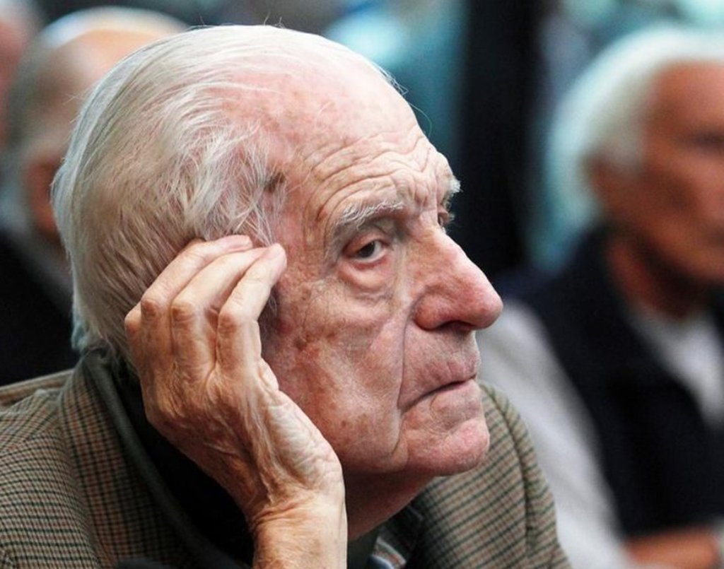 O último líder da “Guerra Suja” de 1976 a 1983 na ditadura militar da Argentina, Reynaldo Bignone, morreu em um hospital militar nesta quarta-feira, informou a agência de notícias estatal argentina Telam; Bignone, de 90 anos, cumpria sentenças prisionais por conspirar para sequestros e assassinatos de adversários durante seu regime de julho de 1982 a dezembro de 1983; sua morte fecha um capítulo brutal na história da Argentina, durante o qual grupos de direitos humanos dizem que o regime militar foi responsável pelo “desaparecimento” de cerca de 30 mil pessoas (Foto: Leonardo Lucena) O último líder da “Guerra Suja” de 1976 a 1983 na ditadura militar da Argentina, Reynaldo Bignone, morreu em um hospital militar nesta quarta-feira, informou a agência de notícias estatal argentina Telam; Bignone, de 90 anos, cumpria sentenças prisionais por conspirar para sequestros e assassinatos de adversários durante seu regime de julho de 1982 a dezembro de 1983; sua morte fecha um capítulo brutal na história da Argentina, durante o qual grupos de direitos humanos dizem que o regime militar foi responsável pelo “desaparecimento” de cerca de 30 mil pessoas