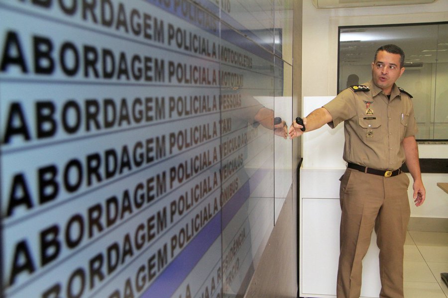 Goiás registrou queda em todos os 12 indicadores criminais monitorados em fevereiro de 2018; comparação é com igual período do ano passado; entre os destaques, está a redução de 28,57% no número de latrocínios. O anúncio foi feito nesta terça-feira (06/03), pelo secretário de Segurança Pública, Irapuan Costa Júnior; “Nossas ações de combate ao crime continuarão sendo fortes. Queremos reduzir ainda mais esses números”, afirmou; homicídios recuaram 10,06%, ao passo que estupros cederam 4,55%. Tentativas de homicídio regrediram 17,53% (Foto: José Barbacena) Goiás registrou queda em todos os 12 indicadores criminais monitorados em fevereiro de 2018; comparação é com igual período do ano passado; entre os destaques, está a redução de 28,57% no número de latrocínios. O anúncio foi feito nesta terça-feira (06/03), pelo secretário de Segurança Pública, Irapuan Costa Júnior; “Nossas ações de combate ao crime continuarão sendo fortes. Queremos reduzir ainda mais esses números”, afirmou; homicídios recuaram 10,06%, ao passo que estupros cederam 4,55%. Tentativas de homicídio regrediram 17,53%