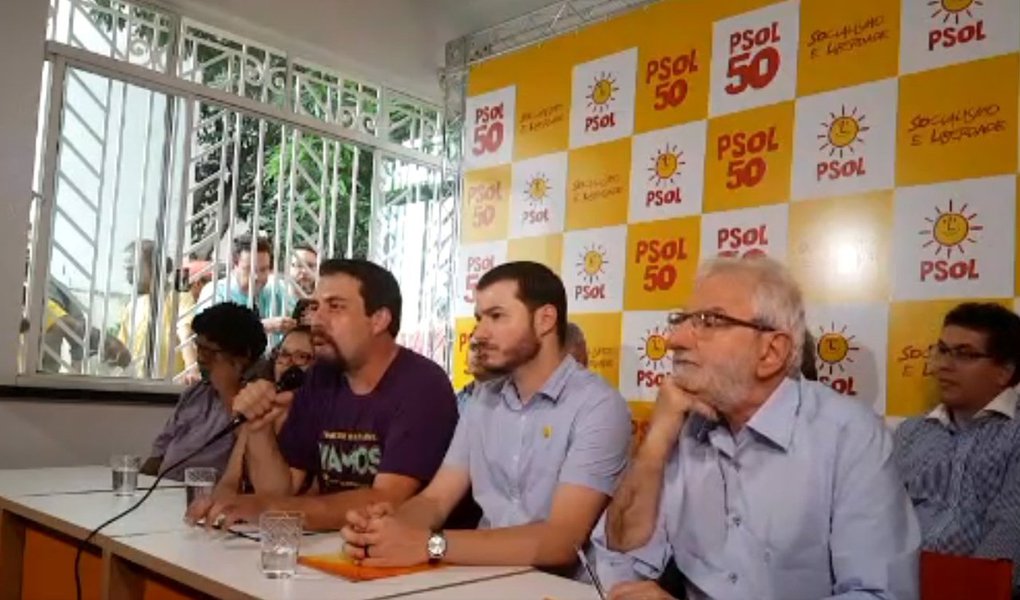 "Antes fazer política com chinelo rasgado do que ficar com rabo preso com empresas", disse o coordenador nacional do MTST, Guilherme Boulos, que assina nesta segunda-feira (5) sua filiação ao Psol; Trata-se de um "projeto que não tenha medo e debater com ninguém, está fincado com o pé no barro das periferias, das ocupações indígenas, relacionado à luta dos trabalhadores contra as reformas trabalhista e da previdência, um projeto conectado com a esperança", afirmou; Boulos ressaltou que tem diferenças com o ex-presidente Lula; "Pensamentos único deixamos pra direita, que eles sabem fazer há muito tempo, com fascismo"; assista ao vídeo (Foto: Leonardo Lucena) "Antes fazer política com chinelo rasgado do que ficar com rabo preso com empresas", disse o coordenador nacional do MTST, Guilherme Boulos, que assina nesta segunda-feira (5) sua filiação ao Psol; Trata-se de um "projeto que não tenha medo e debater com ninguém, está fincado com o pé no barro das periferias, das ocupações indígenas, relacionado à luta dos trabalhadores contra as reformas trabalhista e da previdência, um projeto conectado com a esperança", afirmou; Boulos ressaltou que tem diferenças com o ex-presidente Lula; "Pensamentos único deixamos pra direita, que eles sabem fazer há muito tempo, com fascismo"; assista ao vídeo