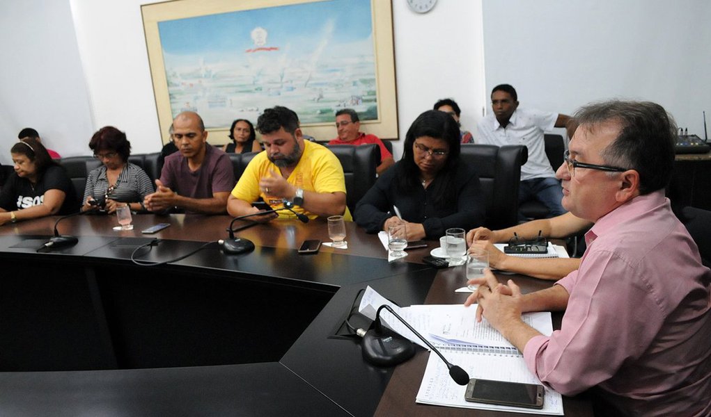 Permanece aberta a negociação entre o Governo do Estado e a categoria de profissionais da Educação, que deflagrou greve no último dia 23; o Executivo diz que está impossibilitado de atender a categoria, que reivindica reajuste salarial de 6,81% sobre o vencimento, por conta da Lei de Responsabilidade Fiscal (LRF); durante reunião o governo anunciou que irá enviar projeto de lei para a Assembleia a fim de garantir que, tão logo o Estado saia do limite prudencial, será implementada a primeira parcela do reajuste, com previsão para maio, e a segunda parcela para setembro (Foto: Voney Malta) Permanece aberta a negociação entre o Governo do Estado e a categoria de profissionais da Educação, que deflagrou greve no último dia 23; o Executivo diz que está impossibilitado de atender a categoria, que reivindica reajuste salarial de 6,81% sobre o vencimento, por conta da Lei de Responsabilidade Fiscal (LRF); durante reunião o governo anunciou que irá enviar projeto de lei para a Assembleia a fim de garantir que, tão logo o Estado saia do limite prudencial, será implementada a primeira parcela do reajuste, com previsão para maio, e a segunda parcela para setembro