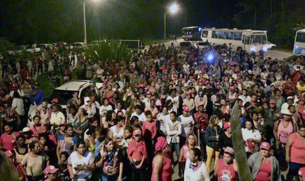 Cerca de mil mulheres sem terra, ocuparam na madrugada desta segunda-feira (05), a fábrica da Suzano e Celulose no município de Mucuri, no Extremo Sul da Bahia; ocupação faz parte da jornada de lutas das mulheres e tem o objetivo de denunciar a crise hídrica neste município, o uso abusivo de agrotóxico e pulverização de veneno e dizer não ao monocultivo do eucalipto transgênico (Foto: Aquiles Lins) Cerca de mil mulheres sem terra, ocuparam na madrugada desta segunda-feira (05), a fábrica da Suzano e Celulose no município de Mucuri, no Extremo Sul da Bahia; ocupação faz parte da jornada de lutas das mulheres e tem o objetivo de denunciar a crise hídrica neste município, o uso abusivo de agrotóxico e pulverização de veneno e dizer não ao monocultivo do eucalipto transgênico