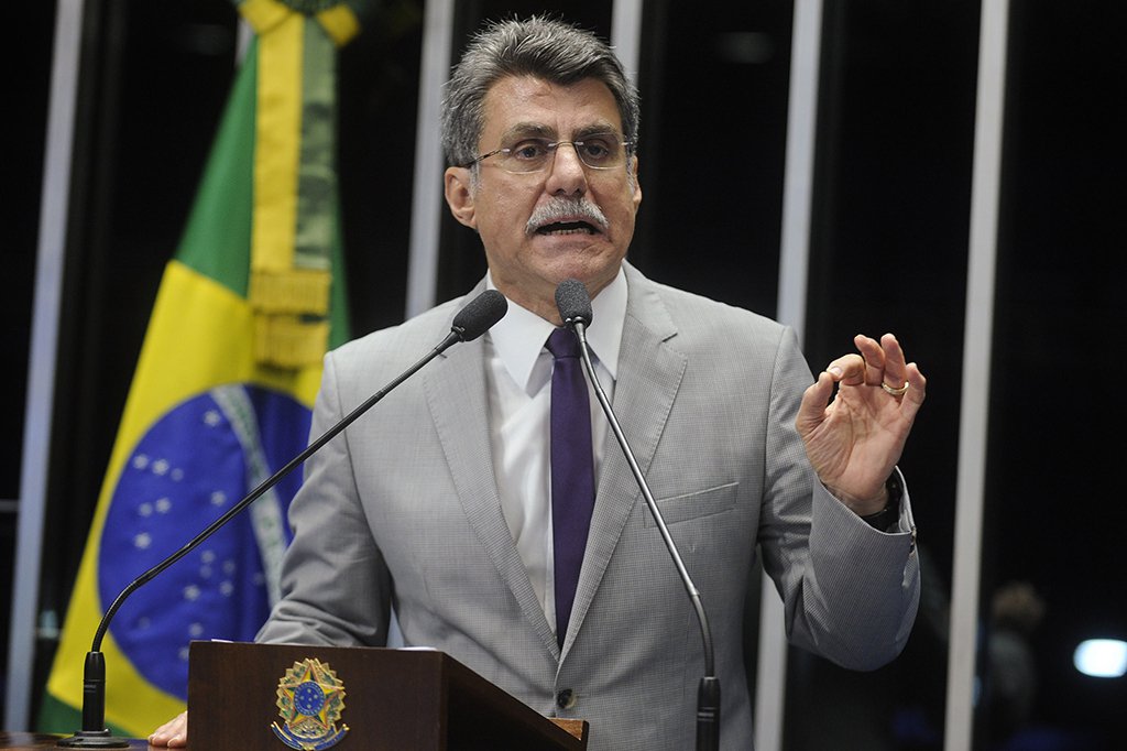 Duas denúncias contra o senador Romero Jucá (MDB-RR) liberadas para julgamento pelas turmas do STF; o parlamentar é acusado de corrupção passiva e lavagem de dinheiro; em um dos inquéritos, relatado pelo ministro Edson Fachin, a a PRG acusa o emedebista de receber, supostamente, nos anos de 2010 e 2014, vantagens indevidas no montante de R$ 1.333.333, entregues mediante doações do empresário Jorge Gerdau ao Diretório Nacional e ao Diretório Estadual de Roraima do MDB; o objetivo seria garantir sua atuação parlamentar em prol de interesses do Grupo empresarial Gerdau (Foto: Leonardo Lucena) Duas denúncias contra o senador Romero Jucá (MDB-RR) liberadas para julgamento pelas turmas do STF; o parlamentar é acusado de corrupção passiva e lavagem de dinheiro; em um dos inquéritos, relatado pelo ministro Edson Fachin, a a PRG acusa o emedebista de receber, supostamente, nos anos de 2010 e 2014, vantagens indevidas no montante de R$ 1.333.333, entregues mediante doações do empresário Jorge Gerdau ao Diretório Nacional e ao Diretório Estadual de Roraima do MDB; o objetivo seria garantir sua atuação parlamentar em prol de interesses do Grupo empresarial Gerdau