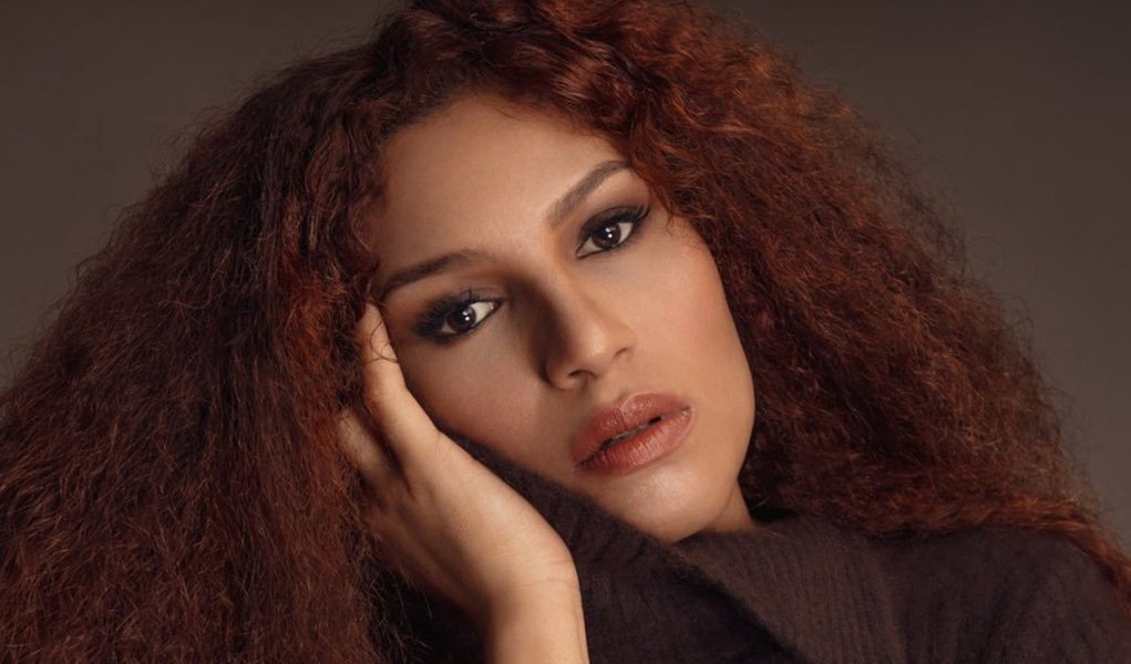 A cantora e vocalista da Banda Uó, Candy Melody, denunciou em suas redes sociais uma suposta agressão sofrida no Aeroporto Internacional Tom Jobim, mais conhecido como Galeão, localizado no Rio de Janeiro; "Meio que detida no Galeão, dois caras queriam me revistar porque meu documento estava no masculino", disse a vocalista da Banda Uó; "Eles não vão tocar em mim, eles trancaram a porta de uma cabine, mandaram eu tirar a roupa, eu não vou cooperar com isso. Não é piada, gente, é verdade", afirmou Mel
(Foto: Aquiles Lins) A cantora e vocalista da Banda Uó, Candy Melody, denunciou em suas redes sociais uma suposta agressão sofrida no Aeroporto Internacional Tom Jobim, mais conhecido como Galeão, localizado no Rio de Janeiro; "Meio que detida no Galeão, dois caras queriam me revistar porque meu documento estava no masculino", disse a vocalista da Banda Uó; "Eles não vão tocar em mim, eles trancaram a porta de uma cabine, mandaram eu tirar a roupa, eu não vou cooperar com isso. Não é piada, gente, é verdade", afirmou Mel