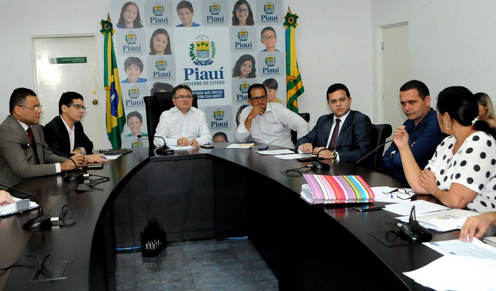 Governadores do Nordeste se reúnem nesta terça-feira (06), em Teresina (PI), para discutir a implantação de uma operação nacional de segurança que reúna todas as forças policiais, equipamentos e infraestrutura para o combate à criminalidade; vão tratar, ainda, da criação de um fundo nacional que, somado aos recursos do Tesouro Estadual e da União, possa ser destinado às ações da segurança pública; "é importante que o Congresso Nacional aprove uma nova fonte de recursos para o financiamento da segurança pública, como a criação de um fundo nacional semelhante ao Fundo de Manutenção e Desenvolvimento da Educação Básica e de Valorização dos Profissionais da Educação (Fundeb)", defendeu o governador Wellington Dias (Foto: Voney Malta) Governadores do Nordeste se reúnem nesta terça-feira (06), em Teresina (PI), para discutir a implantação de uma operação nacional de segurança que reúna todas as forças policiais, equipamentos e infraestrutura para o combate à criminalidade; vão tratar, ainda, da criação de um fundo nacional que, somado aos recursos do Tesouro Estadual e da União, possa ser destinado às ações da segurança pública; "é importante que o Congresso Nacional aprove uma nova fonte de recursos para o financiamento da segurança pública, como a criação de um fundo nacional semelhante ao Fundo de Manutenção e Desenvolvimento da Educação Básica e de Valorização dos Profissionais da Educação (Fundeb)", defendeu o governador Wellington Dias