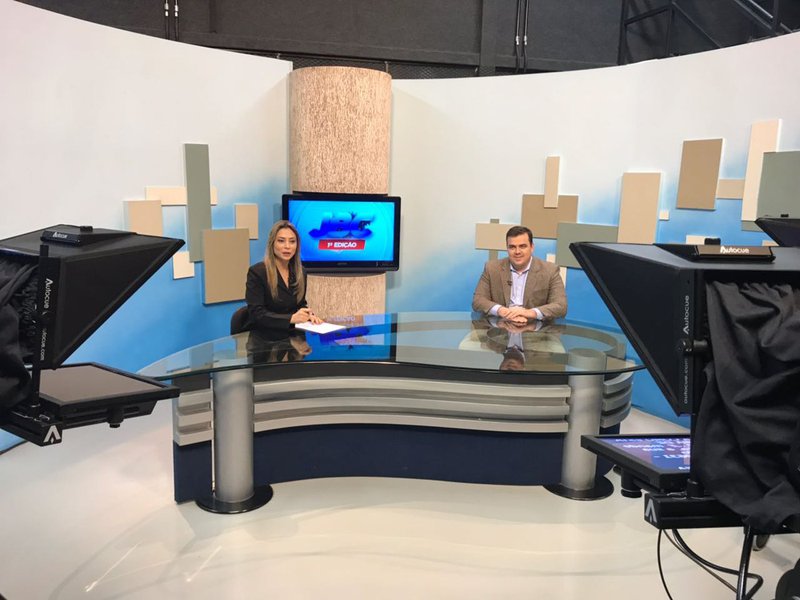 O prefeito Gustavo Mendanha não titubeou ao ser questionado sobre a apresentadora Michelle Bouson sobre o candidato do MDB ao governo do Estado. “Eu defendo a candidatura do meu partido. Está definido: nosso candidato é Daniel Vilela”, disse o prefeito de Aparecida de Goiânia; “Daniel tem todos os predicados. É jovem, mas tem experiência, pois já foi vereador, deputado estadual e não tenho dúvida de que poderá fazer grande trabalho”; Gustavo Mendanha foi o entrevistado do JBC nesta segunda-feira. Antes, ele conheceu a estrutura da nova TBC (Foto: José Barbacena) O prefeito Gustavo Mendanha não titubeou ao ser questionado sobre a apresentadora Michelle Bouson sobre o candidato do MDB ao governo do Estado. “Eu defendo a candidatura do meu partido. Está definido: nosso candidato é Daniel Vilela”, disse o prefeito de Aparecida de Goiânia; “Daniel tem todos os predicados. É jovem, mas tem experiência, pois já foi vereador, deputado estadual e não tenho dúvida de que poderá fazer grande trabalho”; Gustavo Mendanha foi o entrevistado do JBC nesta segunda-feira. Antes, ele conheceu a estrutura da nova TBC