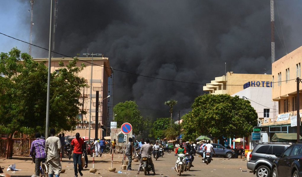 Um grupo de homens armados não identificados atacou nesta sexta-feira a área diplomática da capital de Burkina Faso, Ouagadogou, provocando vários incêndios e confrontos com as forças de segurança perto da delegação francesa e do escritório do primeiro-ministro, informou a imprensa local; televisão nacional burquinense (RTB), cujo escritório se encontra ao lado da embaixada da França, afirma que cinco pessoas armadas desceram de uma caminhonete aos gritos de "Allahu Akbar" (Alá é grande) antes de começar a disparar e atear fogo ao veículo (Foto: Aquiles Lins) Um grupo de homens armados não identificados atacou nesta sexta-feira a área diplomática da capital de Burkina Faso, Ouagadogou, provocando vários incêndios e confrontos com as forças de segurança perto da delegação francesa e do escritório do primeiro-ministro, informou a imprensa local; televisão nacional burquinense (RTB), cujo escritório se encontra ao lado da embaixada da França, afirma que cinco pessoas armadas desceram de uma caminhonete aos gritos de "Allahu Akbar" (Alá é grande) antes de começar a disparar e atear fogo ao veículo