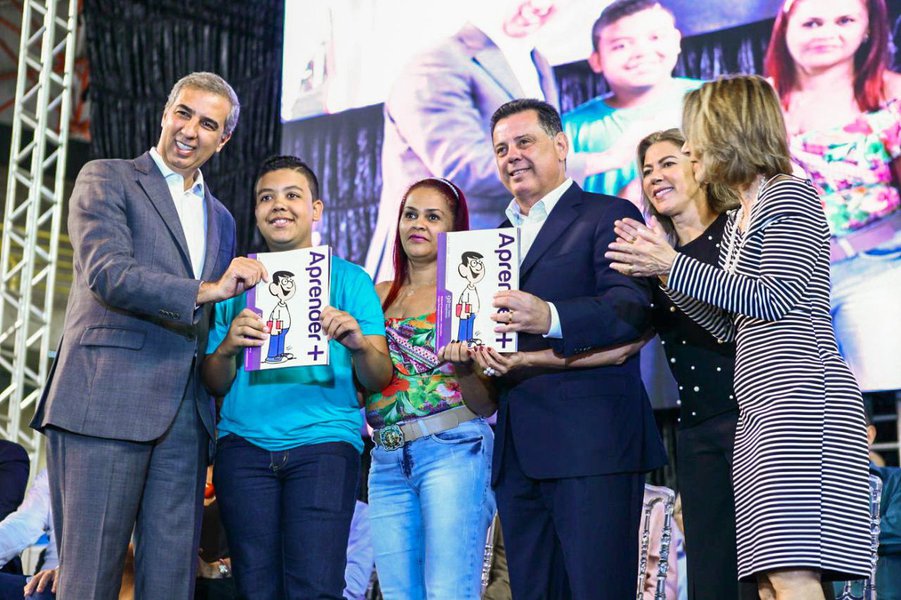 “Nós estamos criando as bases para uma Educação Inovadora”, afirmou hoje o governador Marconi Perillo, ao repassar diversos benefícios para a área, por meio de um pacote de ações que integra a proposta de Educação Inovadora, com o apoio do programa Goiás na Frente, que destinou mais de R$ 510 milhões para a rede goiana pública de ensino; Marconi assinou documento determinando o repasse de R$ 48 milhões para reforma de 504 escolas dos 20 maiores municípios do estado, e entrega de 7,5 mil computadores para as escolas (Foto: José Barbacena) “Nós estamos criando as bases para uma Educação Inovadora”, afirmou hoje o governador Marconi Perillo, ao repassar diversos benefícios para a área, por meio de um pacote de ações que integra a proposta de Educação Inovadora, com o apoio do programa Goiás na Frente, que destinou mais de R$ 510 milhões para a rede goiana pública de ensino; Marconi assinou documento determinando o repasse de R$ 48 milhões para reforma de 504 escolas dos 20 maiores municípios do estado, e entrega de 7,5 mil computadores para as escolas