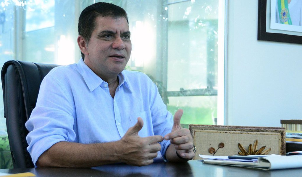Carlos Amastha (PSB) já protocolou ofício na Câmara Municipal nesta terça-feira (6) apresentando e requerendo o reconhecimento de sua renúncia ao cargo de prefeito a partir do dia 03 de abril; no documento ele solicita, ainda, que a solenidade de transmissão do cargo à vice-prefeita Cintia Ribeiro (PSDB) seja realizada na mesma data e horário; Amastha deve disputar o governo do Tocantins (Foto: Voney Malta) Carlos Amastha (PSB) já protocolou ofício na Câmara Municipal nesta terça-feira (6) apresentando e requerendo o reconhecimento de sua renúncia ao cargo de prefeito a partir do dia 03 de abril; no documento ele solicita, ainda, que a solenidade de transmissão do cargo à vice-prefeita Cintia Ribeiro (PSDB) seja realizada na mesma data e horário; Amastha deve disputar o governo do Tocantins