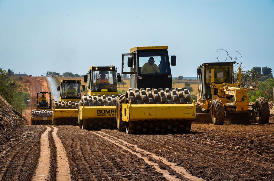 O governador Marconi Perillo vai entregar, em abril, a duplicação total dos 132 km da GO-070, que liga Goiânia à cidade de Goiás; a duplicação tem investimento de mais de R$ 100 milhões dos cofres do governo; pela importância histórica da cidade e beleza da região, a obra conta com um projeto especial para oito quilômetros entre a Igreja Nossa Senhora Aparecida de Areias e o viaduto na entrada de Goiás (Foto: José Barbacena) O governador Marconi Perillo vai entregar, em abril, a duplicação total dos 132 km da GO-070, que liga Goiânia à cidade de Goiás; a duplicação tem investimento de mais de R$ 100 milhões dos cofres do governo; pela importância histórica da cidade e beleza da região, a obra conta com um projeto especial para oito quilômetros entre a Igreja Nossa Senhora Aparecida de Areias e o viaduto na entrada de Goiás