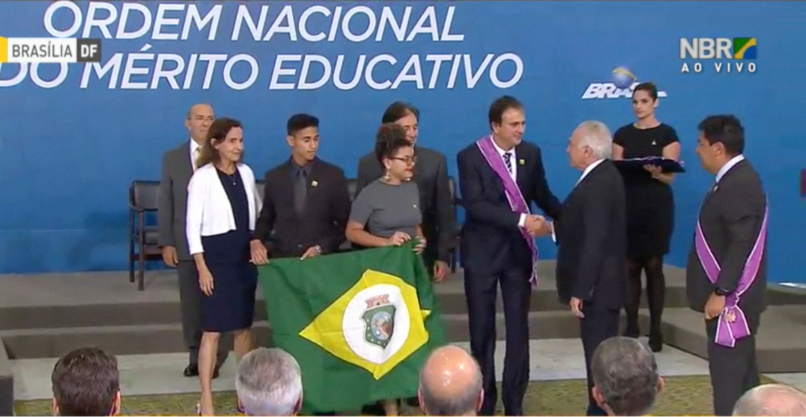 O governador Camilo Santana (PT) foi homenageado nesta quarta-feira (7), em Brasília, com a Medalha da Ordem Nacional do Mérito Educativo, que premia personalidades por serviços excepcionais prestados à educação no País. A honraria é um reconhecimento ao trabalho que chefe do Executivo vem desenvolvendo no setor durante sua gestão. “Gostaria de dividi-la com cada aluno e suas famílias, com cada professor, diretor e colaborador das escolas públicas do Ceará. Esse reconhecimento é para cada um de vocês, que têm transformado a educação do nosso estado na melhor do Brasil”, disse (Foto: Rodrigo Rocha) O governador Camilo Santana (PT) foi homenageado nesta quarta-feira (7), em Brasília, com a Medalha da Ordem Nacional do Mérito Educativo, que premia personalidades por serviços excepcionais prestados à educação no País. A honraria é um reconhecimento ao trabalho que chefe do Executivo vem desenvolvendo no setor durante sua gestão. “Gostaria de dividi-la com cada aluno e suas famílias, com cada professor, diretor e colaborador das escolas públicas do Ceará. Esse reconhecimento é para cada um de vocês, que têm transformado a educação do nosso estado na melhor do Brasil”, disse