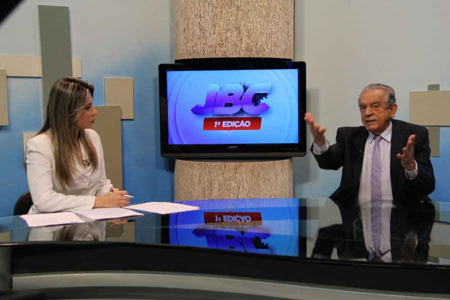 O prefeito de Goiânia, Iris Rezende (MDB), afirmou hoje que vai fazer de tudo para unir a oposição em torno de apenas uma candidatura; atualmente o bloco se divide entre o grupo do senador Ronaldo Caiado (DEM) e o do deputado federal Daniel Vilela (MDB); "Oposição dividida pode menos. Na hora certa, vou fazer um esforço gigante para unir. Se não unir, vou apoiar o candidato do meu partido", disse; a entrevista de Iris foi concedida ao vivo no JBC 1ª Edição para a apresentadora Michelle Bouson; antes, o prefeito conheceu toda a estrutura da nova TBC e elogiou os investimentos feitos na emissora pública (Foto: José Barbacena) O prefeito de Goiânia, Iris Rezende (MDB), afirmou hoje que vai fazer de tudo para unir a oposição em torno de apenas uma candidatura; atualmente o bloco se divide entre o grupo do senador Ronaldo Caiado (DEM) e o do deputado federal Daniel Vilela (MDB); "Oposição dividida pode menos. Na hora certa, vou fazer um esforço gigante para unir. Se não unir, vou apoiar o candidato do meu partido", disse; a entrevista de Iris foi concedida ao vivo no JBC 1ª Edição para a apresentadora Michelle Bouson; antes, o prefeito conheceu toda a estrutura da nova TBC e elogiou os investimentos feitos na emissora pública