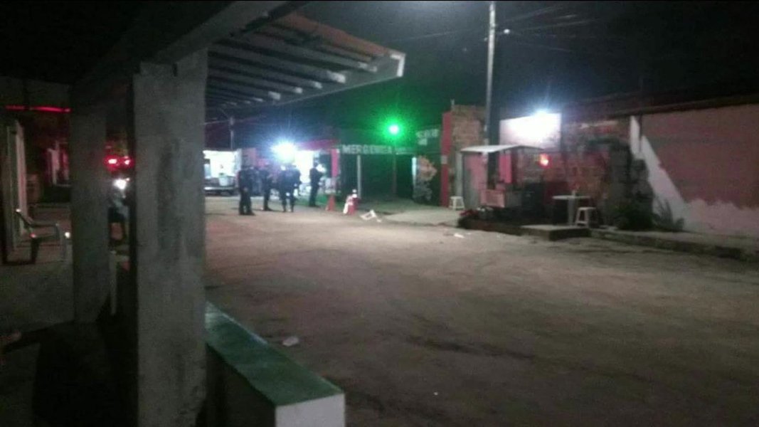 Grupo de criminosos invadiu um forró onde se encontrava uma facção rival em Fortaleza, no Cerá, matando ao menos 18 pessoas (14 segundo a população) que estavam na festa; massacre aconteceu no evento conhecido como "Forró do Gago" por volta de 1h30 da madrugada deste sábado, quando vários homens armados chegaram em três carros, invadiram o local e dispararam tiros; suspeita principal é que o crime tenha sido motivado por disputa de facções rivais (Foto: Paulo Emílio) Grupo de criminosos invadiu um forró onde se encontrava uma facção rival em Fortaleza, no Cerá, matando ao menos 18 pessoas (14 segundo a população) que estavam na festa; massacre aconteceu no evento conhecido como "Forró do Gago" por volta de 1h30 da madrugada deste sábado, quando vários homens armados chegaram em três carros, invadiram o local e dispararam tiros; suspeita principal é que o crime tenha sido motivado por disputa de facções rivais
