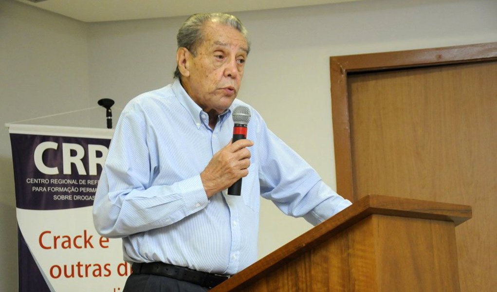 Em setembro do ano passado, o médico especialista em drogas Elisaldo Carlini foi surpreendido por uma correspondência: ele era alvo de um inquérito que investigava se havia feito apologia ao crime - sem especificar qual - e que estava sendo intimado a depor para prestar esclarecimentos; "Quando recebi a carta, quase caí para trás. Não era possível que estava sendo acusado disso", diz ele à BBC Brasil (Foto: Gisele Federicce) Em setembro do ano passado, o médico especialista em drogas Elisaldo Carlini foi surpreendido por uma correspondência: ele era alvo de um inquérito que investigava se havia feito apologia ao crime - sem especificar qual - e que estava sendo intimado a depor para prestar esclarecimentos; "Quando recebi a carta, quase caí para trás. Não era possível que estava sendo acusado disso", diz ele à BBC Brasil