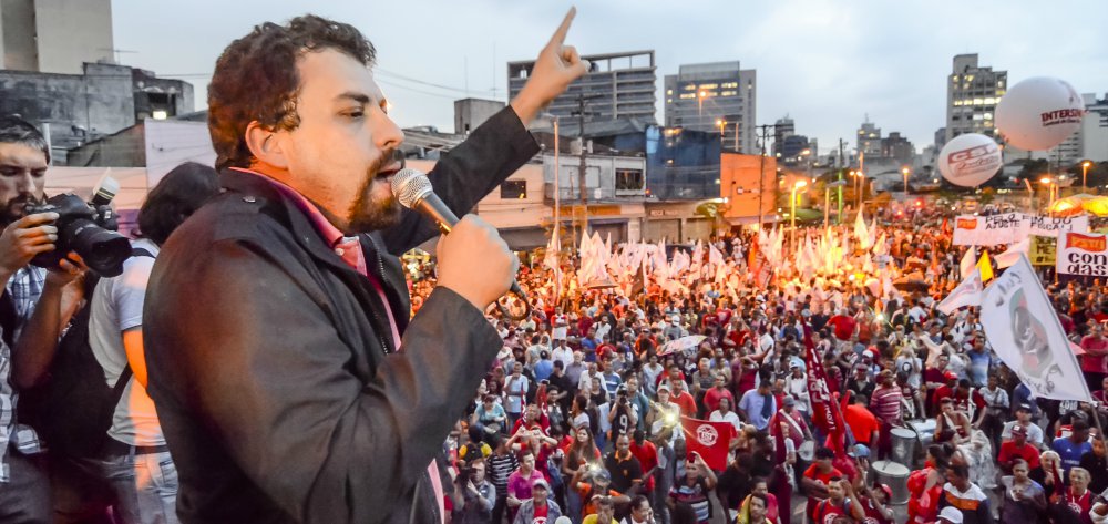 O coordenador do MTST e pré-candidato a presidente pelo PSOL, Guilherme Boulos, fez duras críticas ao projeto de lei do deputado Jerônimo Goergen (PP-RS), que apresentou projeto de lei que classifica o MTST e o MST como entidades terroristas; "A sociedade precisa estar atenta para que, na esteira da intervenção federal no Rio de Janeiro, o Congresso não se aproveite para surfar na onda do populismo de farda, pautando agendas de endurecimento penal e restritivas de liberdades. O preço para o que resta de democracia pode ser alto", diz ele (Foto: Aquiles Lins) O coordenador do MTST e pré-candidato a presidente pelo PSOL, Guilherme Boulos, fez duras críticas ao projeto de lei do deputado Jerônimo Goergen (PP-RS), que apresentou projeto de lei que classifica o MTST e o MST como entidades terroristas; "A sociedade precisa estar atenta para que, na esteira da intervenção federal no Rio de Janeiro, o Congresso não se aproveite para surfar na onda do populismo de farda, pautando agendas de endurecimento penal e restritivas de liberdades. O preço para o que resta de democracia pode ser alto", diz ele